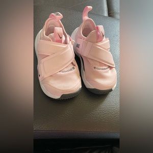 Pink NIKE flex advance